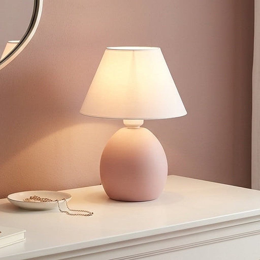 Abajur de cerâmica elipse rosa antigo sobre cômoda branca - Vittara Decor