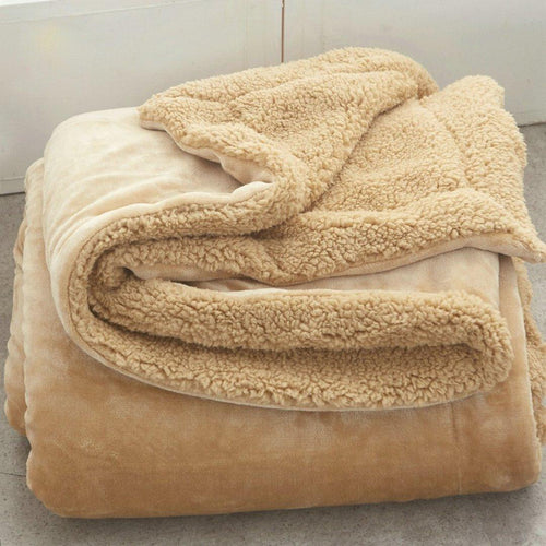 Cobertor sherpa dupla face caramelo dobrado mostrando lado flanela e sherpa - Vittara Decor