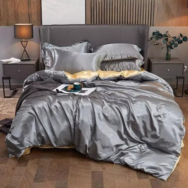 Jogo de cama de cetim cinza acetinado com fronhas na cama - Vittara Decor