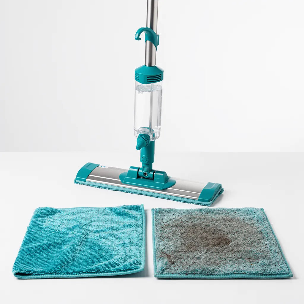 Dois refis de microfibra do mop spray lado a lado: um limpo e um após uso mostrando a capacidade de absorção - Vittara Decor