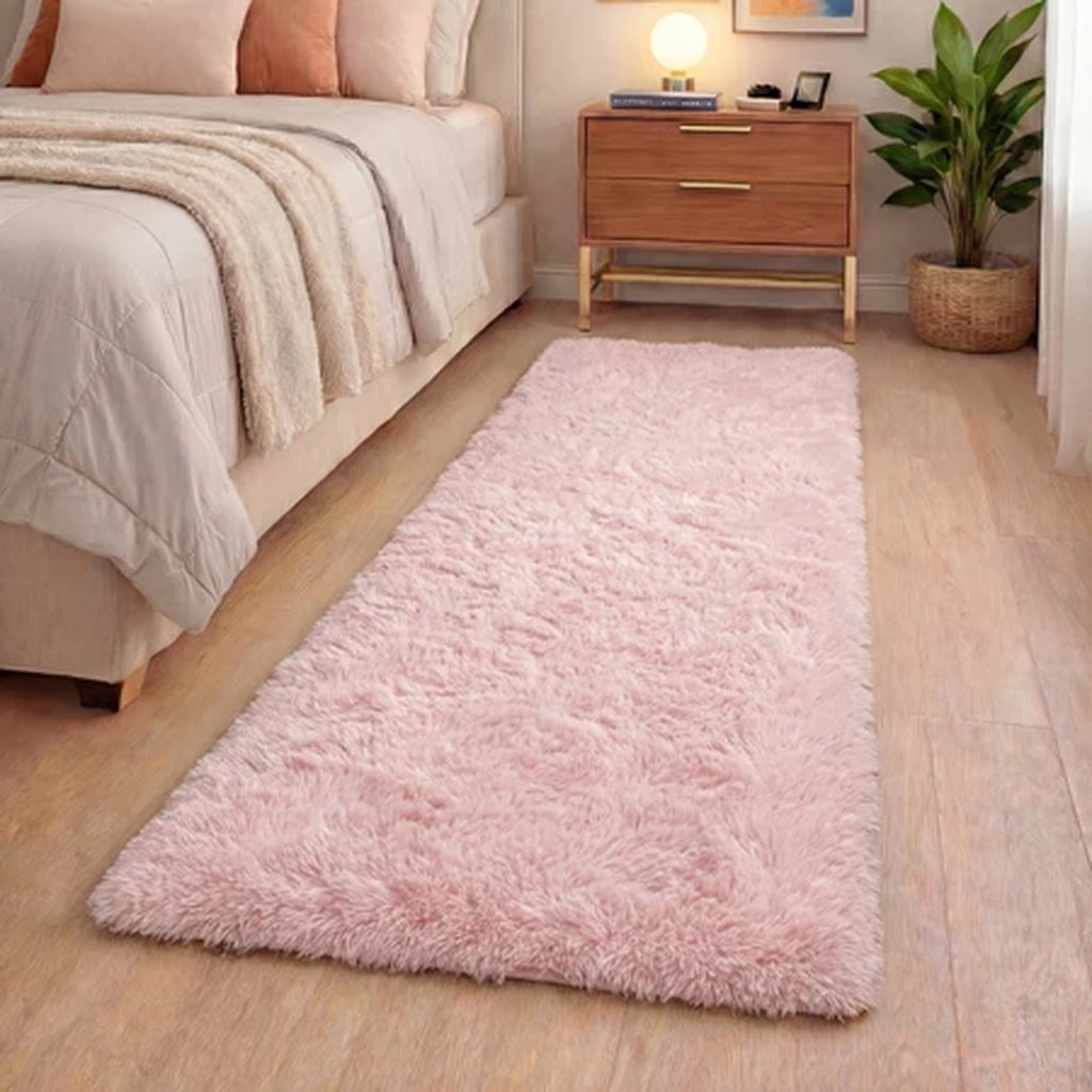 Tapete passadeira felpuda na cor rosa, ao lado da cama - Vittara Decor