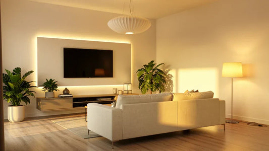 Sala de estar moderna com iluminação em camadas: luminária de chão, pendente e fitas LED