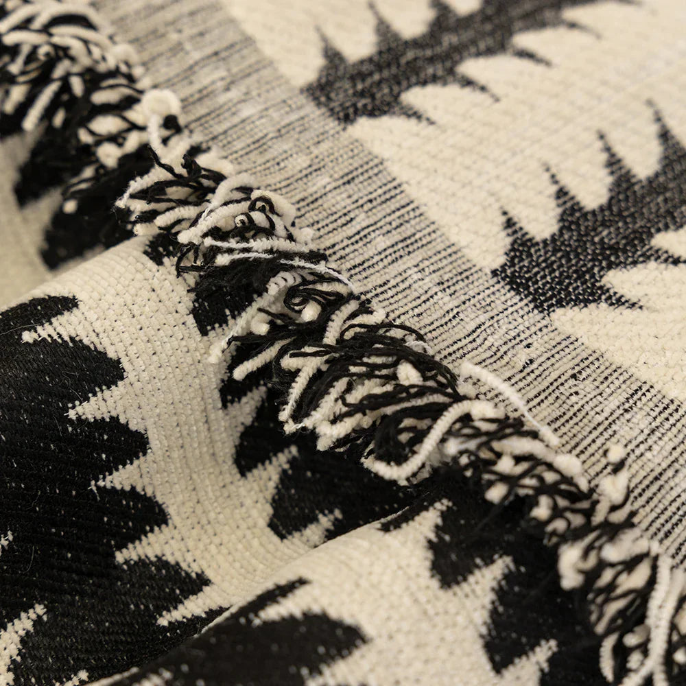 Manta para Sofá Jacquard detalhe das franjas artesanais nas bordas do tecido - Vittara Decor