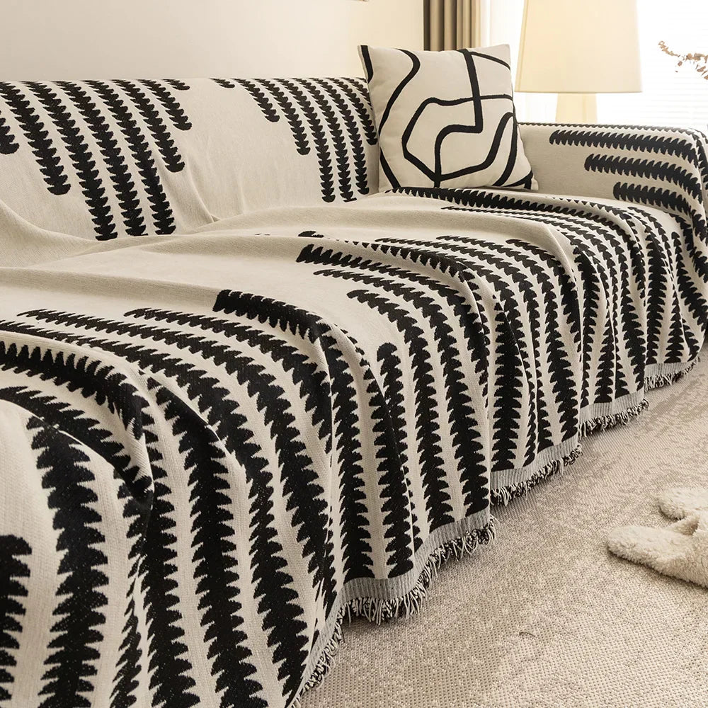 Manta para Sofá Jacquard off-white e preto sobre sofá com almofada geométrica - Vittara Decor