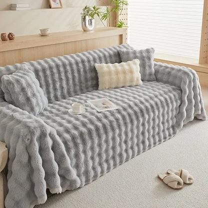 Manta Felpuda para Sofá cinza em pelúcia sobre sofá com almofada na sala - Vittara Decor