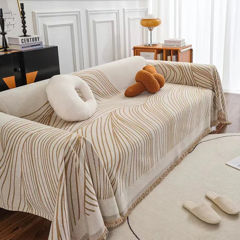 Manta para Sofá em Chenille café com linhas onduladas cobrindo o sofá na sala - Vittara Decor