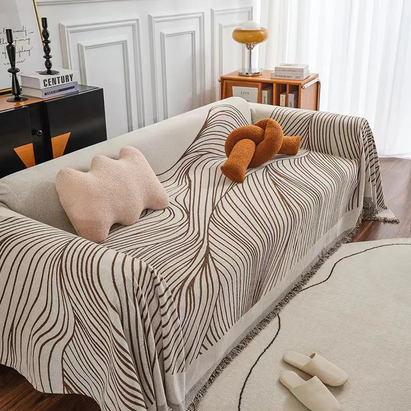 Manta para Sofá em Chenille marrom com ondas cobrindo sofá de 3 lugares - Vittara Decor