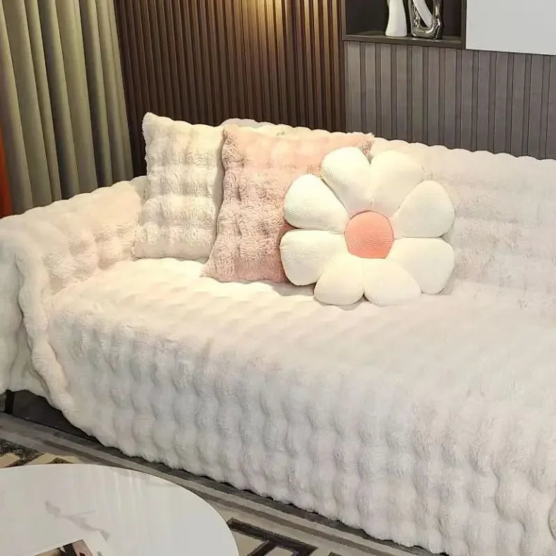 Manta Felpuda para Sofá branca em pelúcia macia sobre sofá com almofadas - Vittara Decor