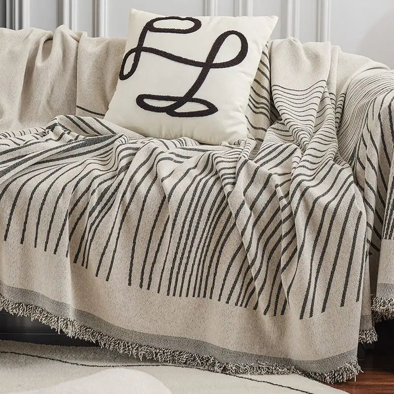 Manta para Sofá em Chenille cinza caindo sobre o assento com almofada decorativa - Vittara Decor