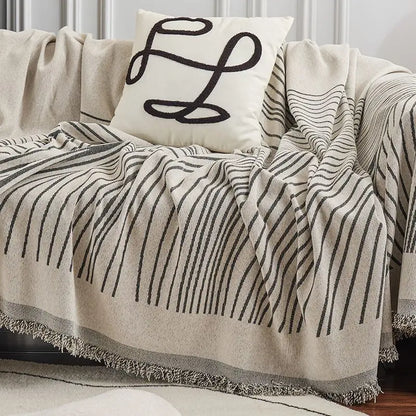 Manta para Sofá em Chenille cinza caindo sobre o assento com almofada decorativa - Vittara Decor
