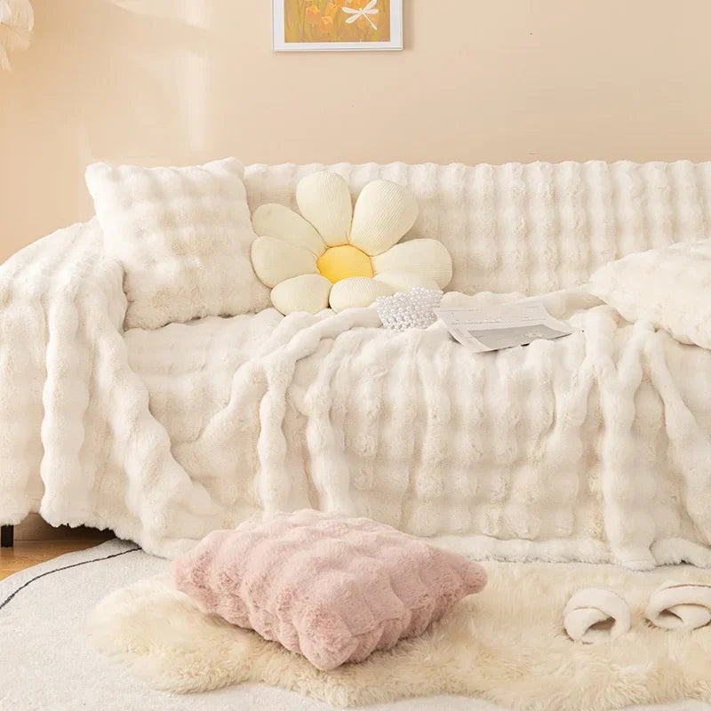 Manta Felpuda para Sofá branca em pelúcia com textura em bolha na sala - Vittara Decor