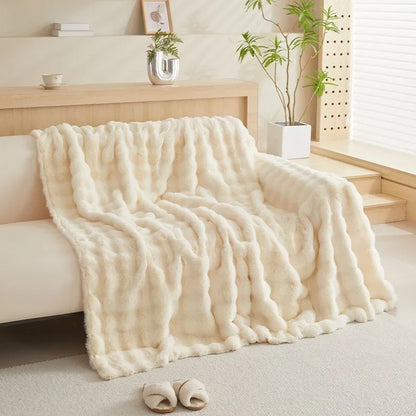 Manta Felpuda para Sofá creme em pelúcia estendida sobre o sofá - Vittara Decor