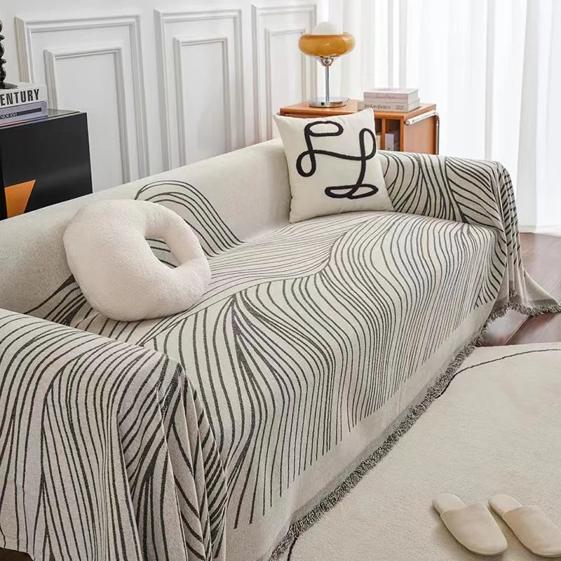 Manta para Sofá em Chenille cinza com padrão de ondas sobre sofá com almofada - Vittara Decor