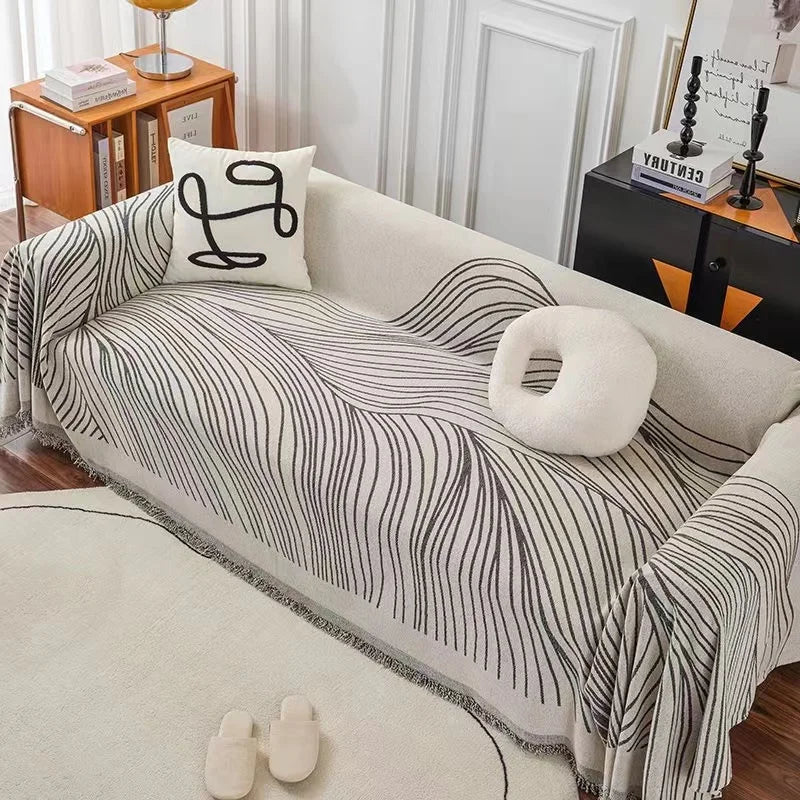 Manta para Sofá em Chenille cinza com listras verticais sobre o sofá na sala - Vittara Decor