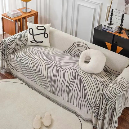 Manta para Sofá em Chenille cinza com listras verticais sobre o sofá na sala - Vittara Decor