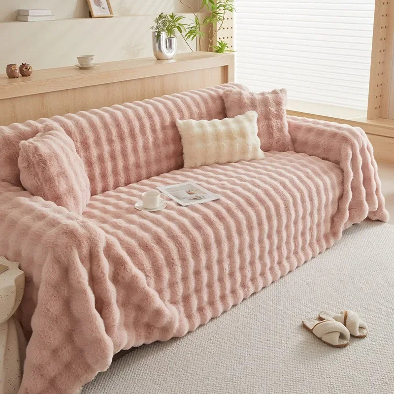 Manta Felpuda para Sofá rosa em pelúcia sobre sofá com luz natural - Vittara Decor