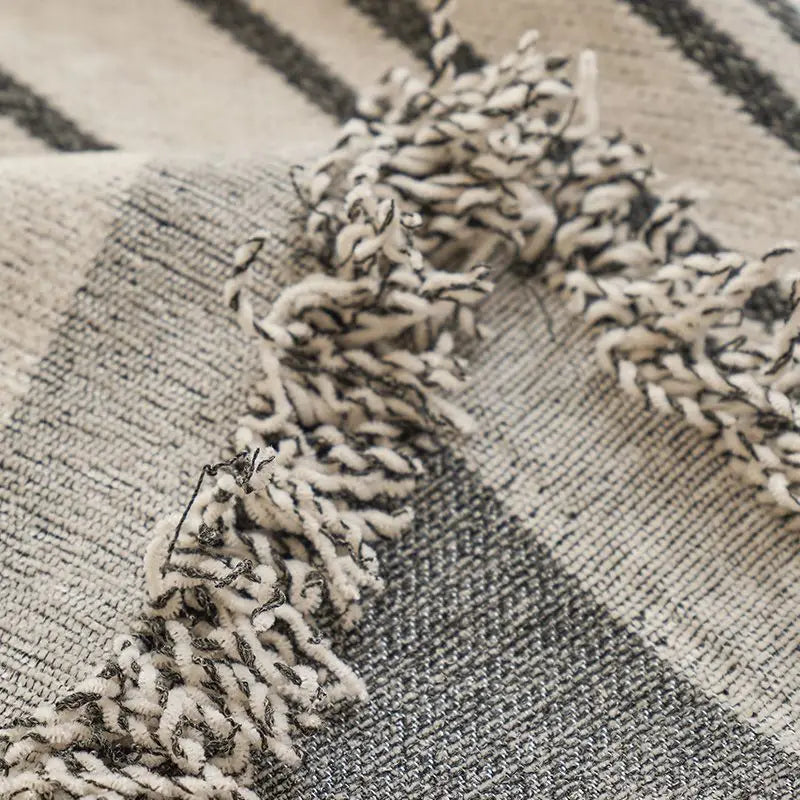 Manta para Sofá em Chenille detalhe das franjas artesanais na borda do tecido - Vittara Decor