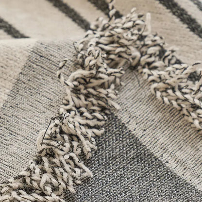 Manta para Sofá em Chenille detalhe das franjas artesanais na borda do tecido - Vittara Decor