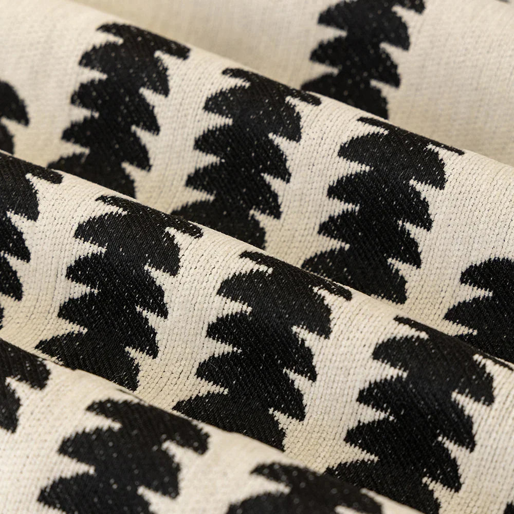 Manta para Sofá Jacquard detalhe do tecido com padrão geométrico preto e off-white - Vittara Decor