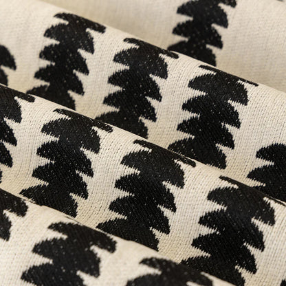 Manta para Sofá Jacquard detalhe do tecido com padrão geométrico preto e off-white - Vittara Decor