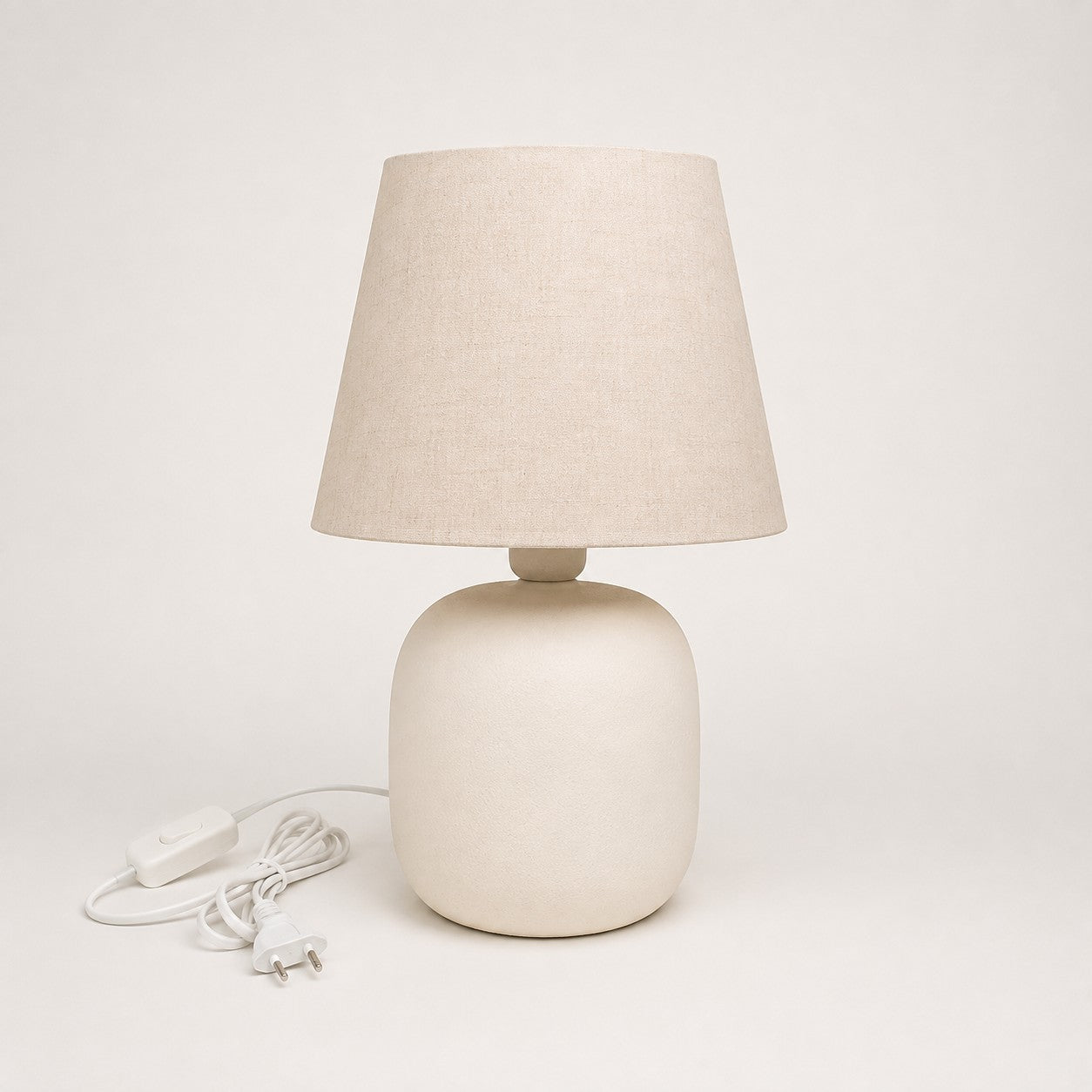 Abajur de cerâmica artesanal texturizada off white com cúpula de tecido - Vittara Decor