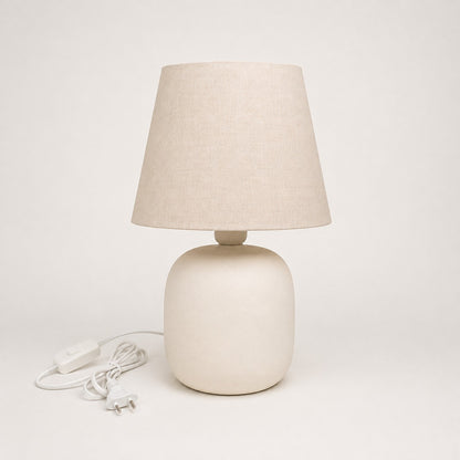 Abajur de cerâmica artesanal texturizada off white com cúpula de tecido - Vittara Decor