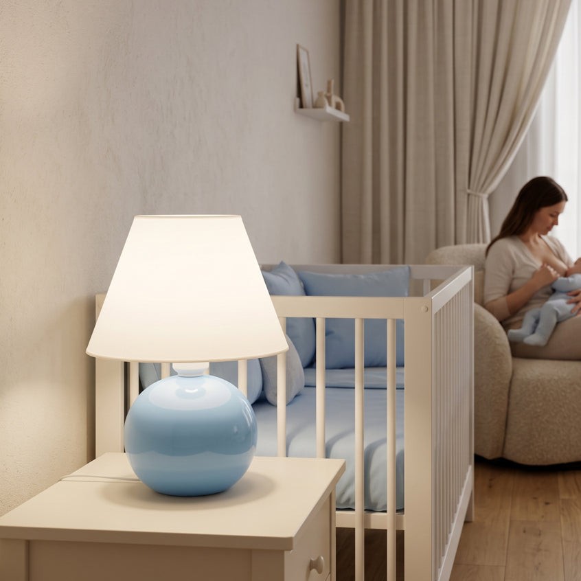 Abajur de cerâmica bolinha azul claro no móvel ao lado do berço - Vittara Decor