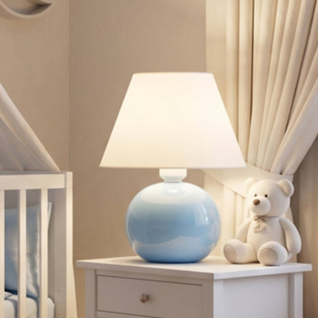 Abajur de cerâmica bolinha azul claro ao lado de ursinho de pelúcia - Vittara Decor