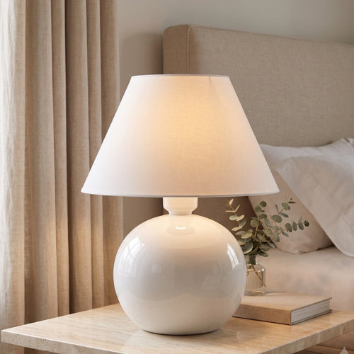 Abajur de cerâmica bolinha branco brilhante aceso na cabeceira - Vittara Decor