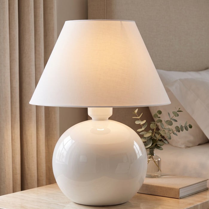 Abajur de cerâmica bolinha branco sobre criado-mudo com livro - Vittara Decor