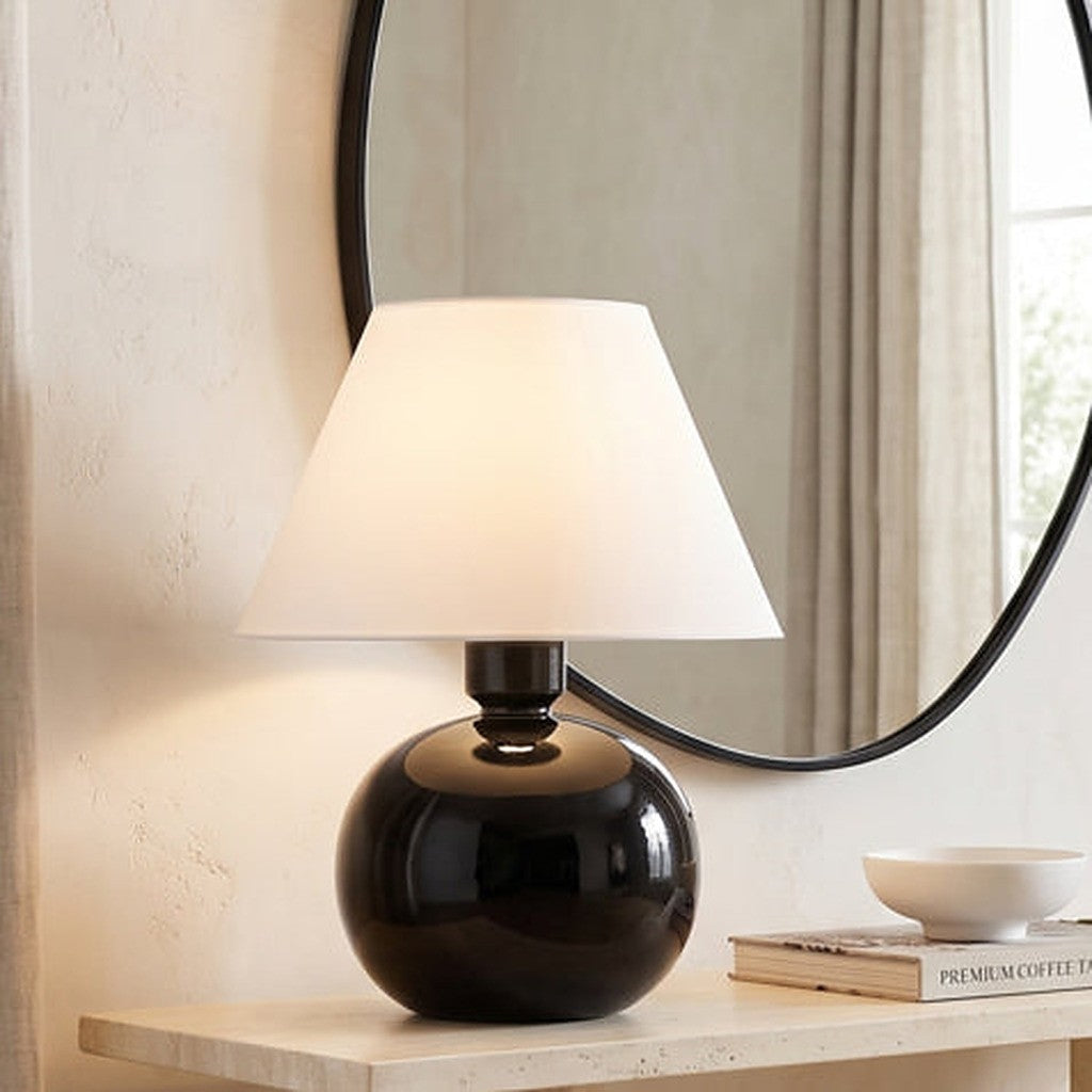 Abajur de cerâmica bolinha preto brilhante em aparador com espelho - Vittara Decor