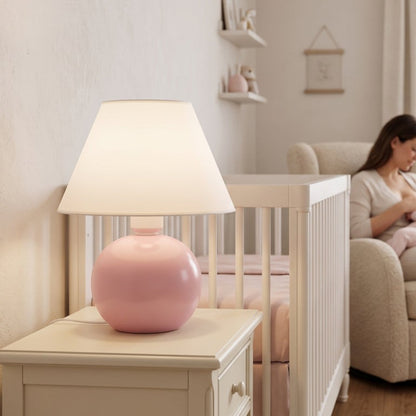 Abajur de cerâmica bolinha rosa claro em quarto de bebê - Vittara Decor
