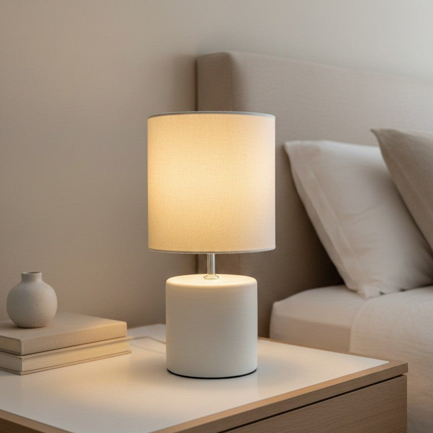 Abajur de cerâmica cilindro off white sobre criado-mudo branco - Vittara Decor