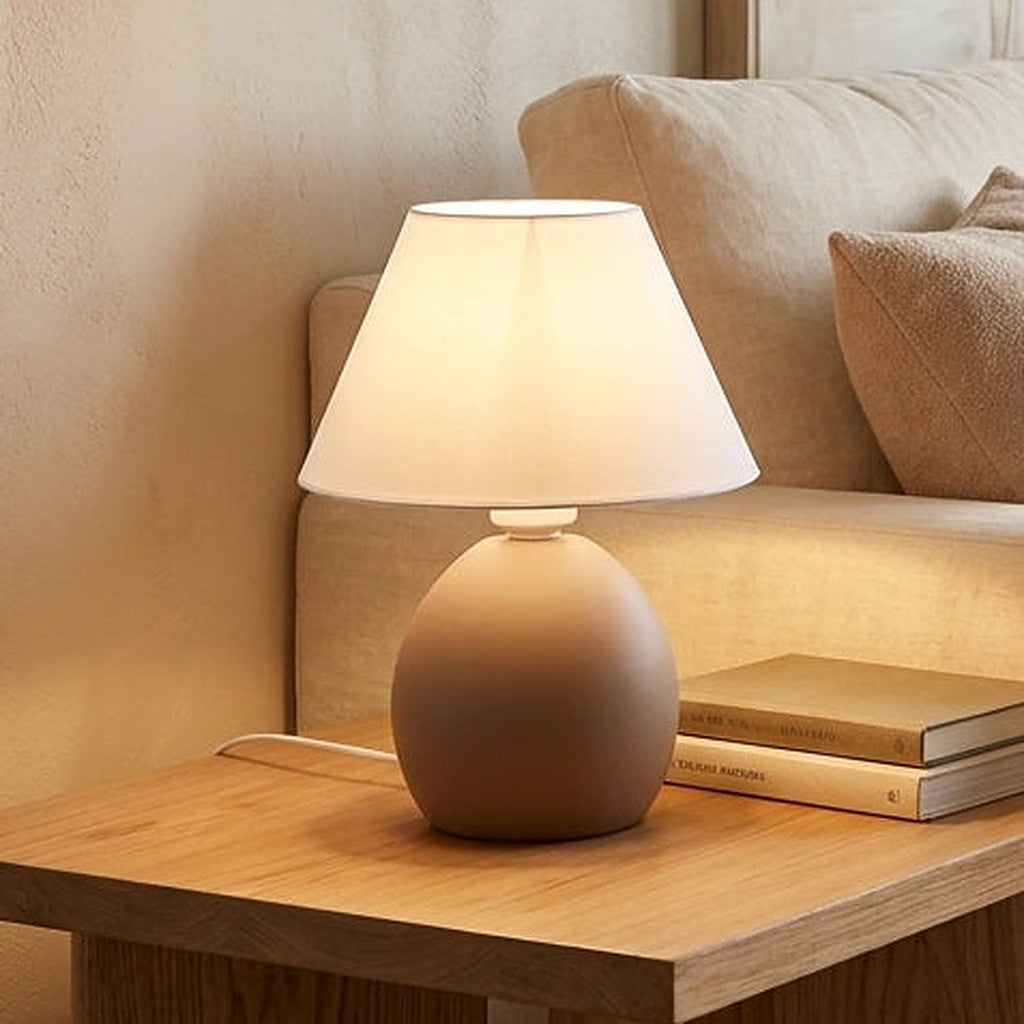 Abajur de cerâmica elipse marrom amêndoa em mesa de madeira na sala - Vittara Decor