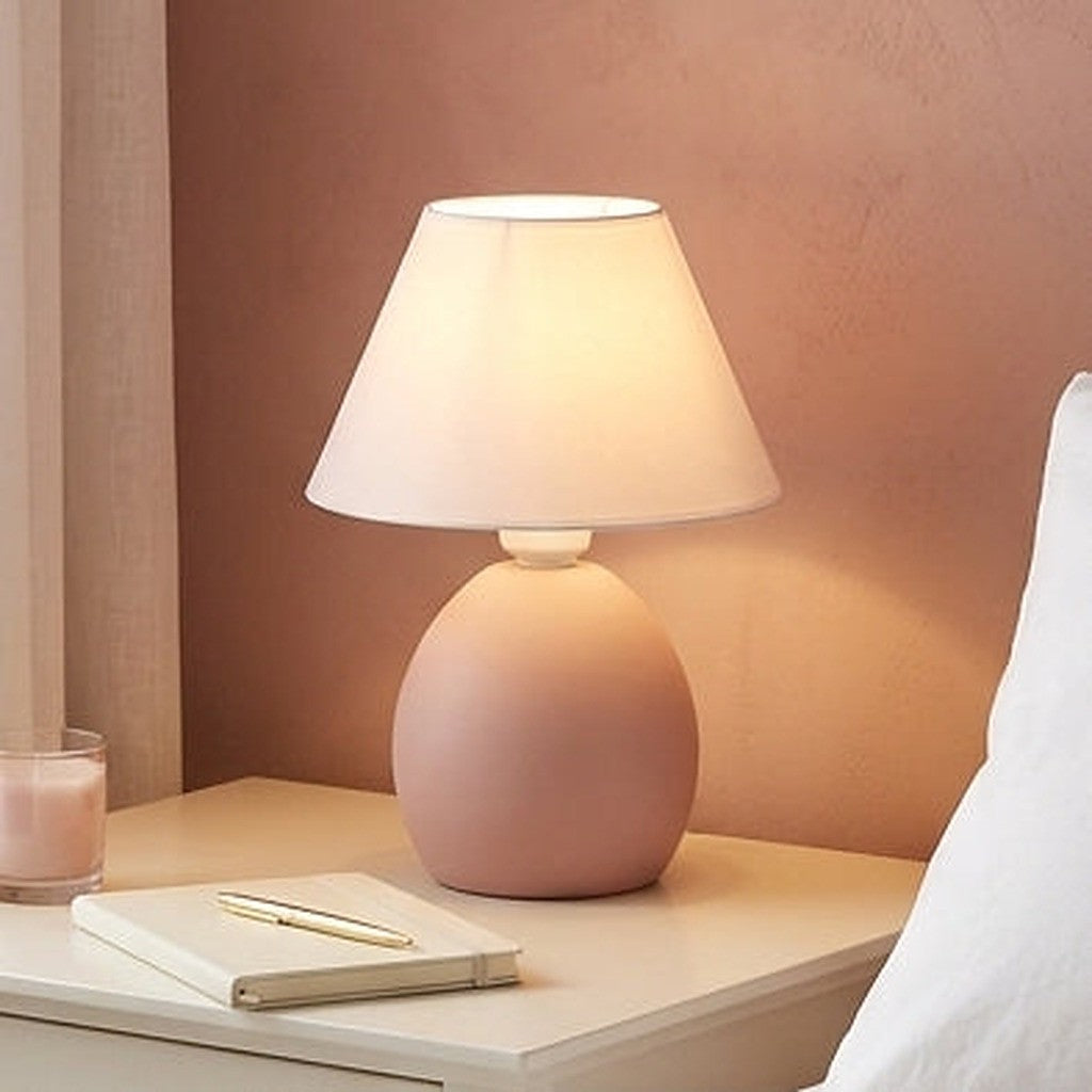 Abajur de cerâmica elipse rosa antigo em criado-mudo branco - Vittara Decor