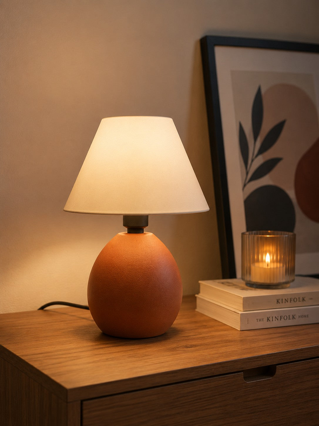 Abajur de cerâmica elipse terracota sobre aparador do quarto - Vittara Decor