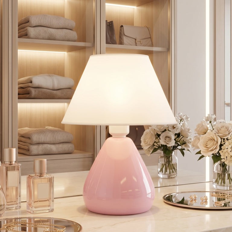 Abajur de cerâmica gota rosa claro em penteadeira com perfumes - Vittara Decor