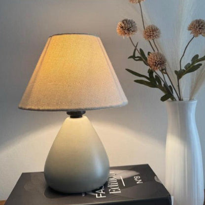 Abajur de cerâmica gota capuccino com cúpula de tecido e flores secas - Vittara Decor