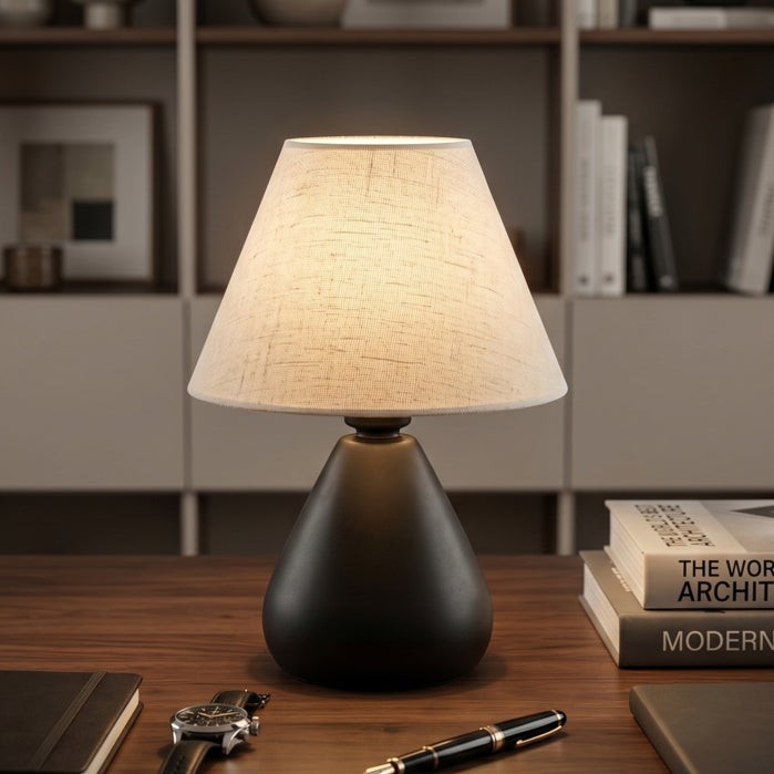 Abajur de cerâmica gota preto fosco na escrivaninha do escritório - Vittara Decor