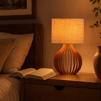 Abajur de madeira na cabeceira com livro aberto e luz quente de leitura - Vittara Decor