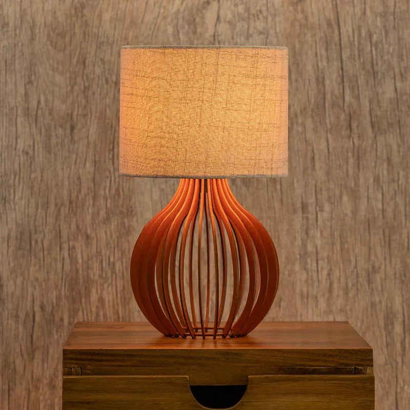 Abajur de madeira cúpula de linho com base curvada em tom retrô mel - Vittara Decor