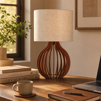 Abajur de madeira aceso na mesa de home office com livros e xícara - Vittara Decor