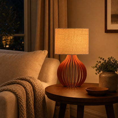 Abajur de madeira aceso na sala à noite com luz quente aconchegante - Vittara Decor