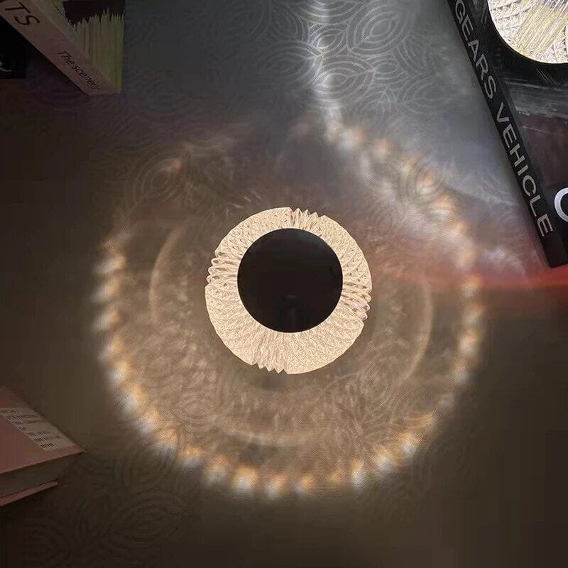 Abajur de cristal projetando padroes de luz radiais sobre a mesa - Vittara Decor