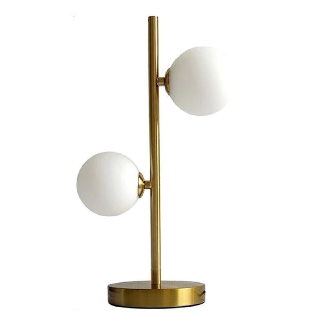 Abajur de mesa dourado com 2 globos de vidro em fundo branco, vista frontal - Vittara Decor