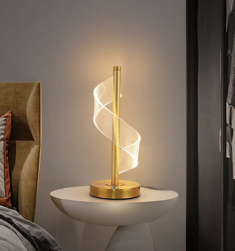 Abajur de mesa touch espiral dourado aceso na mesa lateral do quarto - Vittara Decor