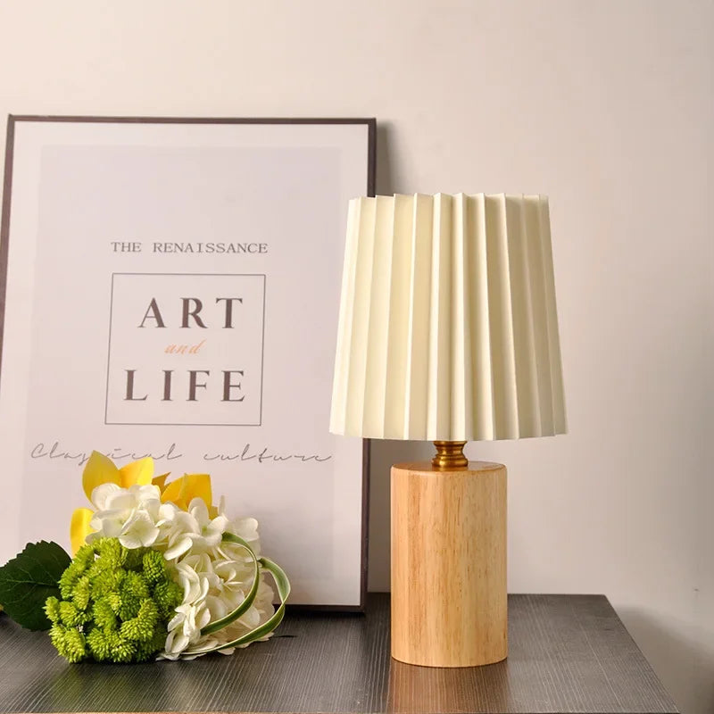 Abajur Luminária de Mesa Base de Madeira 3 Temperaturas LED para Quarto e Sala Madeira Bege sobre aparador com flores e quadro - Vittara Decor