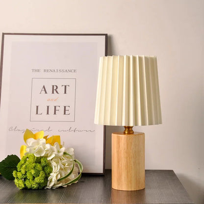 Abajur Luminária de Mesa Base de Madeira 3 Temperaturas LED para Quarto e Sala Madeira Bege sobre aparador com flores e quadro - Vittara Decor