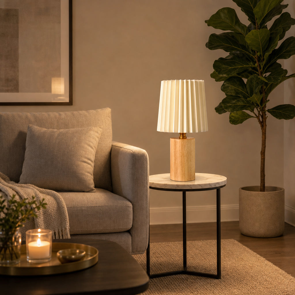 Abajur Luminária de Mesa Base de Madeira 3 Temperaturas LED para Quarto e Sala Madeira Bege em sala de estar com sofá cinza e planta - Vittara Decor