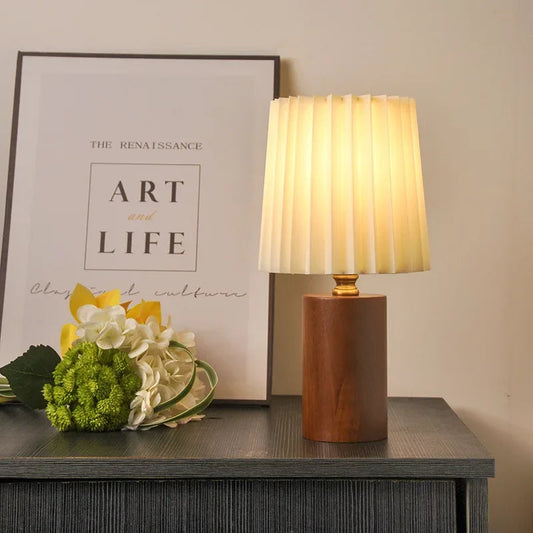 Abajur Luminária de Mesa Base de Madeira 3 Temperaturas LED para Quarto e Sala Madeira Marrom sobre aparador com flores e quadro - Vittara Decor